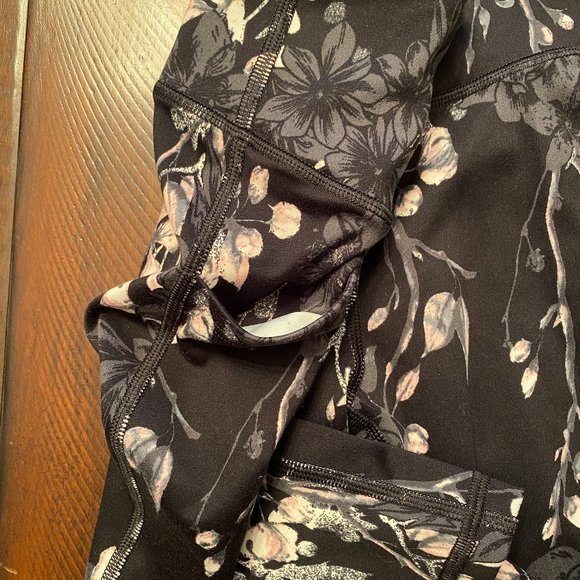 Victoria's Secret floral pattern athletic leggings with pockets - Picture 4 of 6